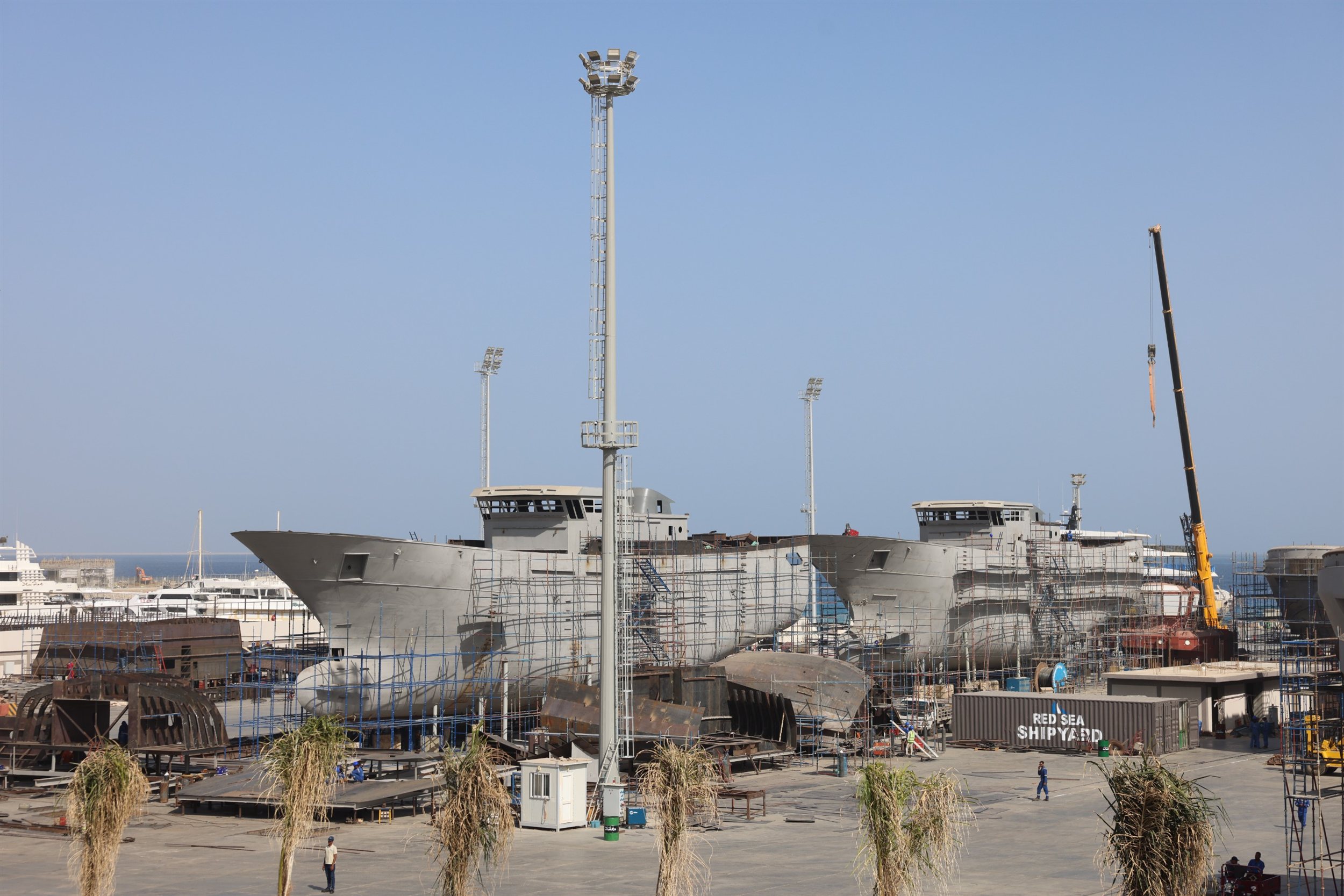 ربيع رئيس هيئة قناة السويس يتفقد أعمال بناء الوحدات البحرية