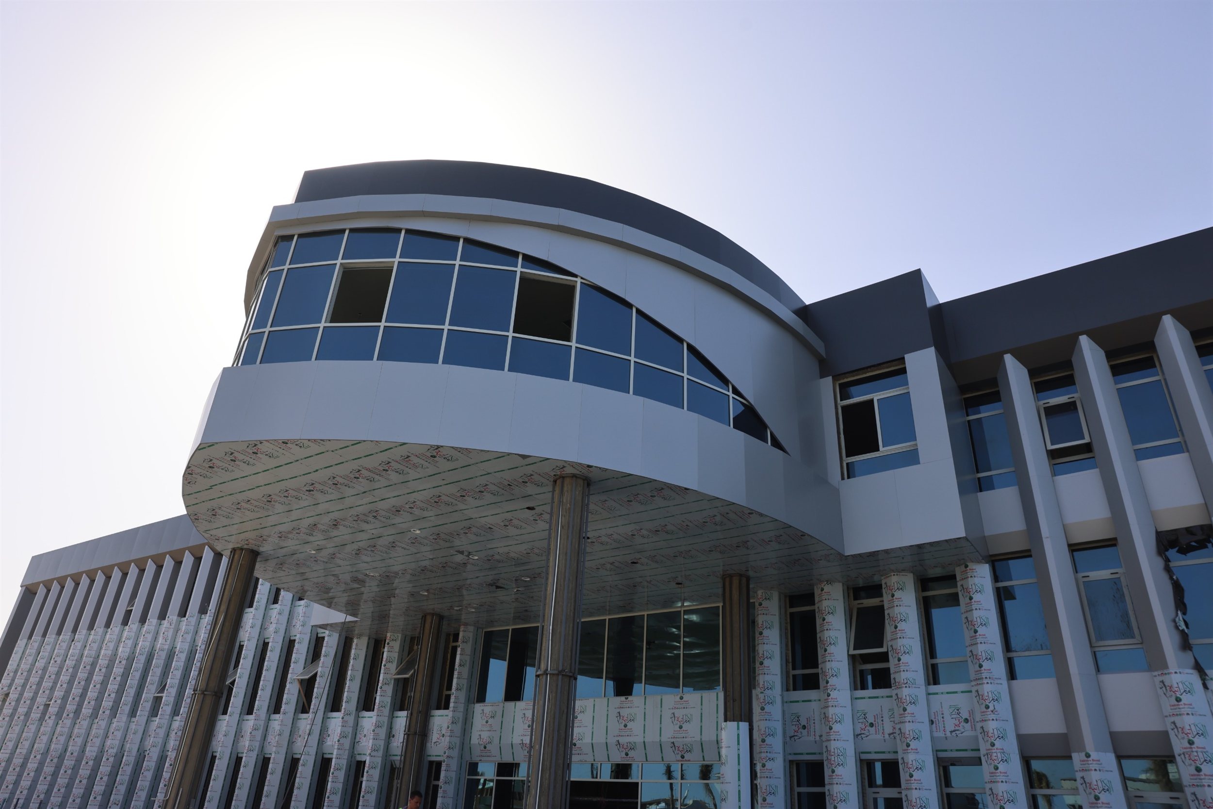 ربيع رئيس هيئة قناة السويس يتفقد أعمال بناء الوحدات البحرية