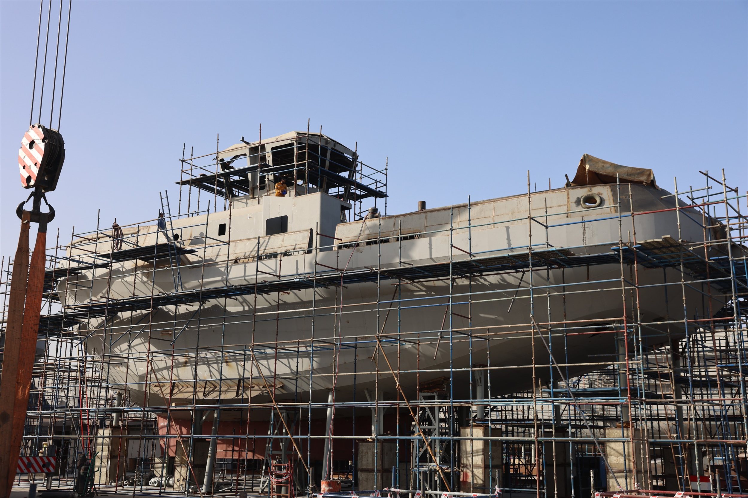 ربيع رئيس هيئة قناة السويس يتفقد أعمال بناء الوحدات البحرية