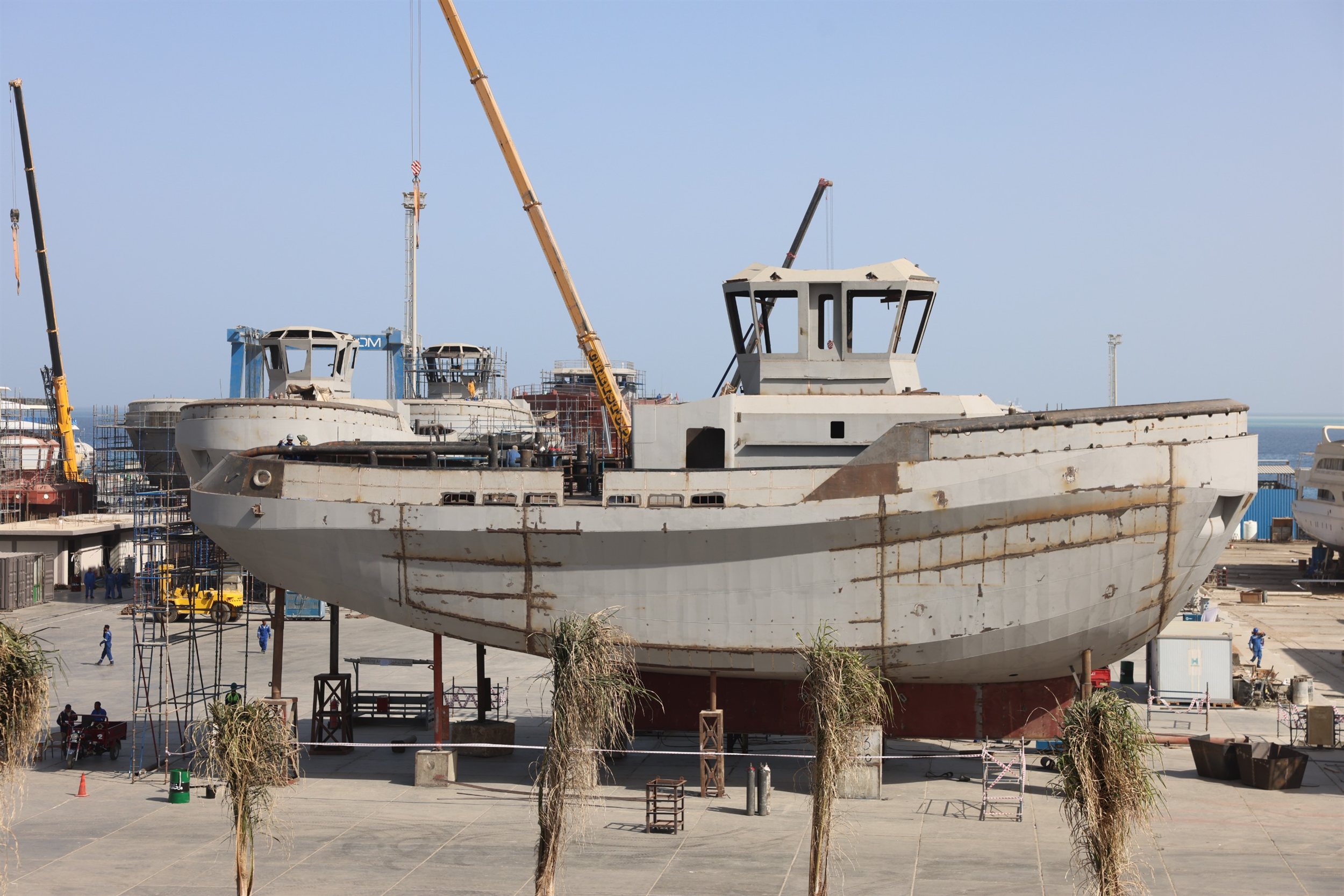 ربيع رئيس هيئة قناة السويس يتفقد أعمال بناء الوحدات البحرية