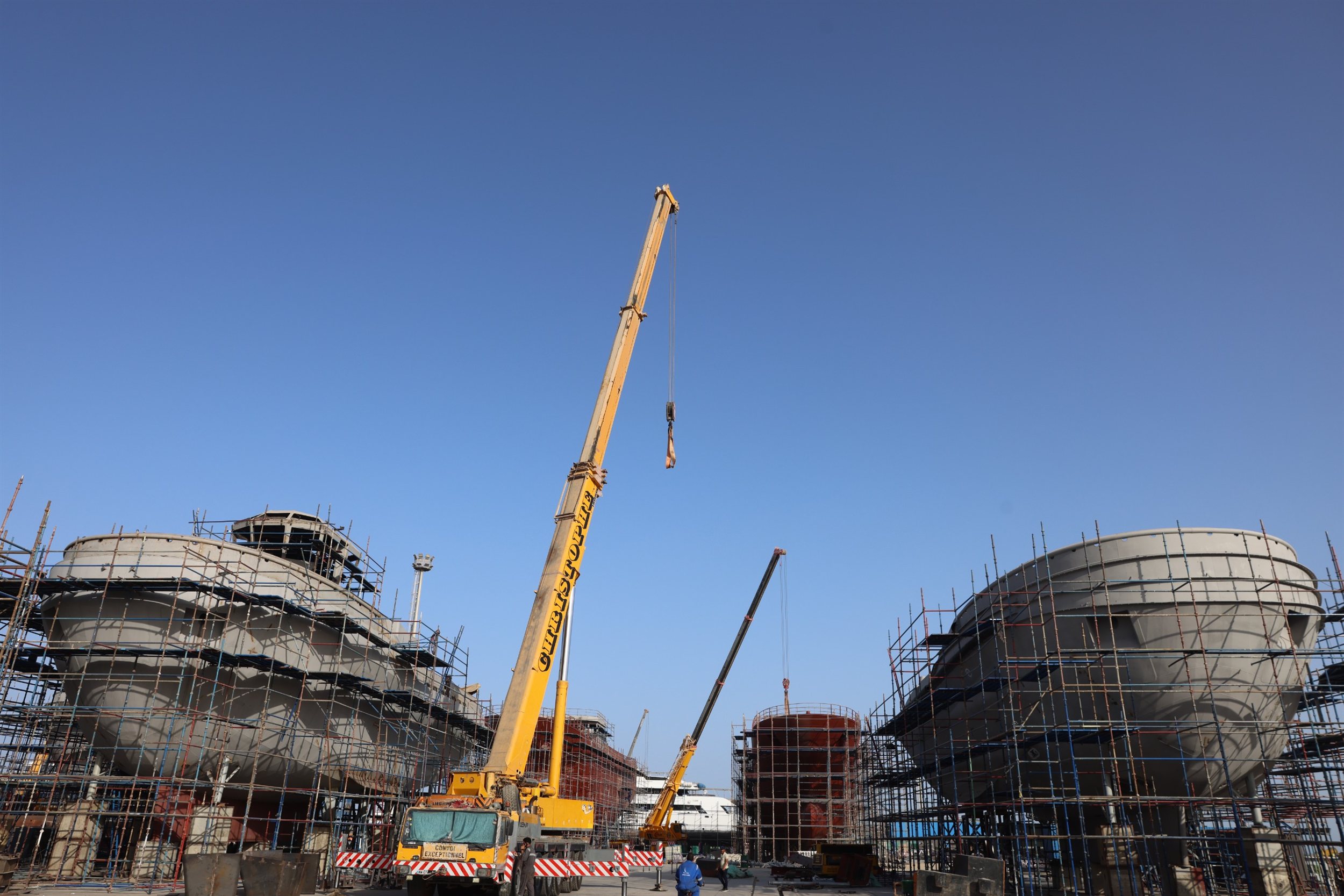 ربيع رئيس هيئة قناة السويس يتفقد أعمال بناء الوحدات البحرية