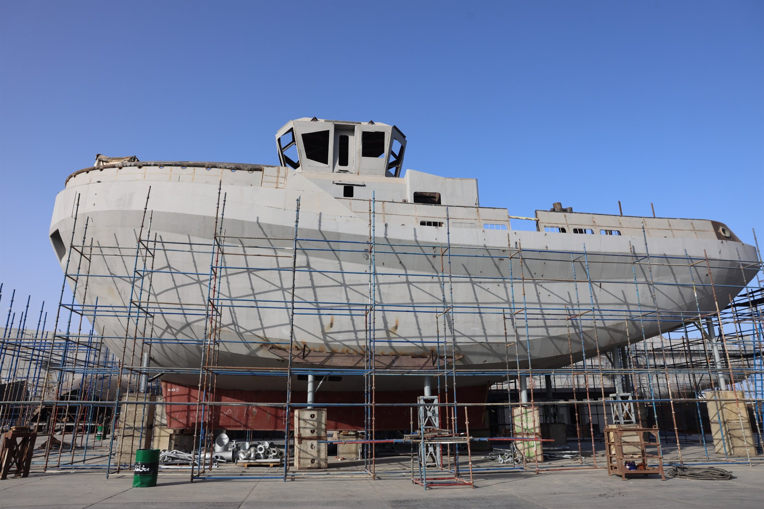 ربيع رئيس هيئة قناة السويس يتفقد أعمال بناء الوحدات البحرية