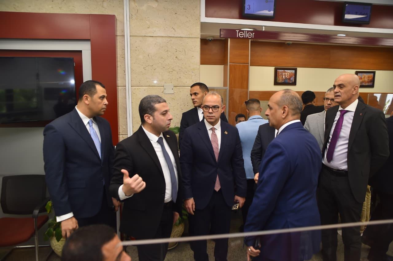 وزير الاستثمار يقوم بجولة تفقدية بمركز خدمات المستثمرين