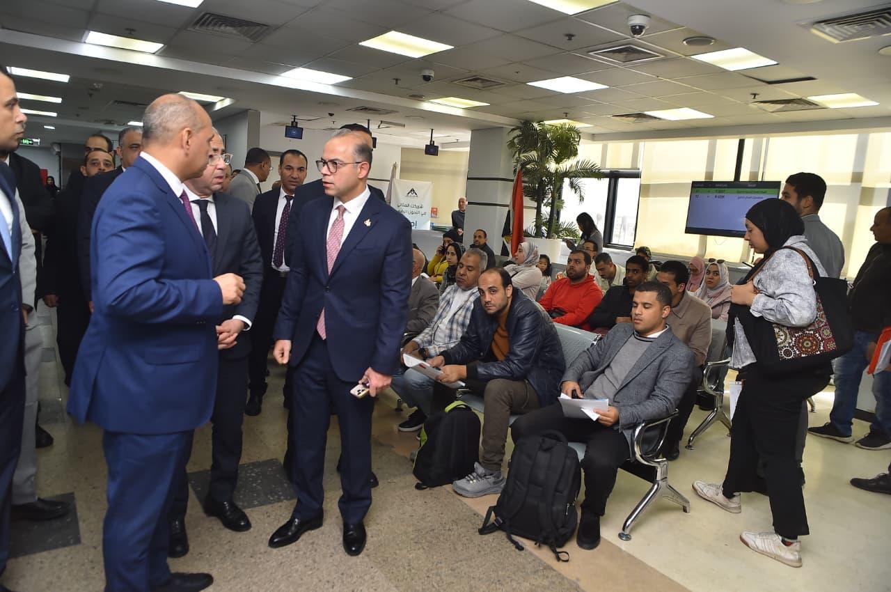 وزير الاستثمار يقوم بجولة تفقدية بمركز خدمات المستثمرين