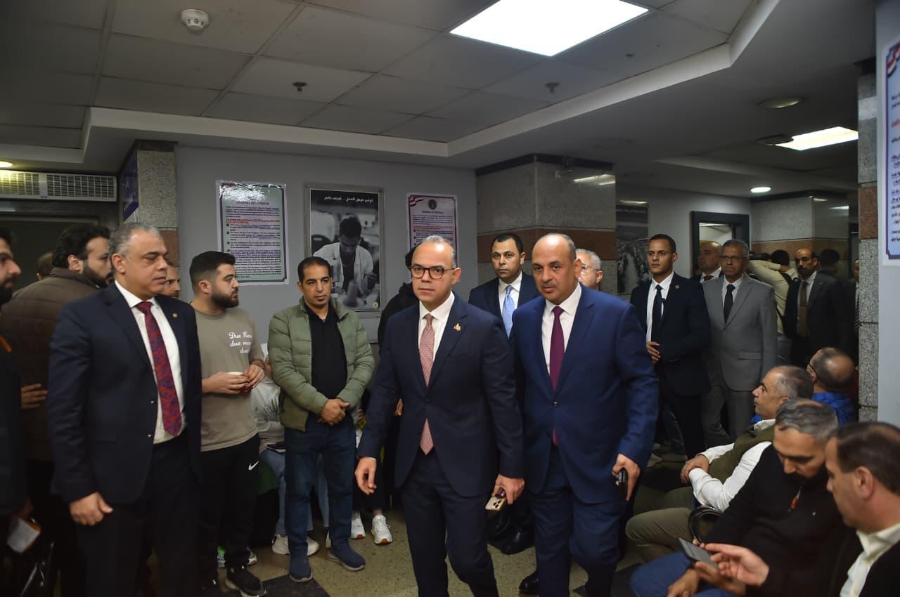 وزير الاستثمار يقوم بجولة تفقدية بمركز خدمات المستثمرين