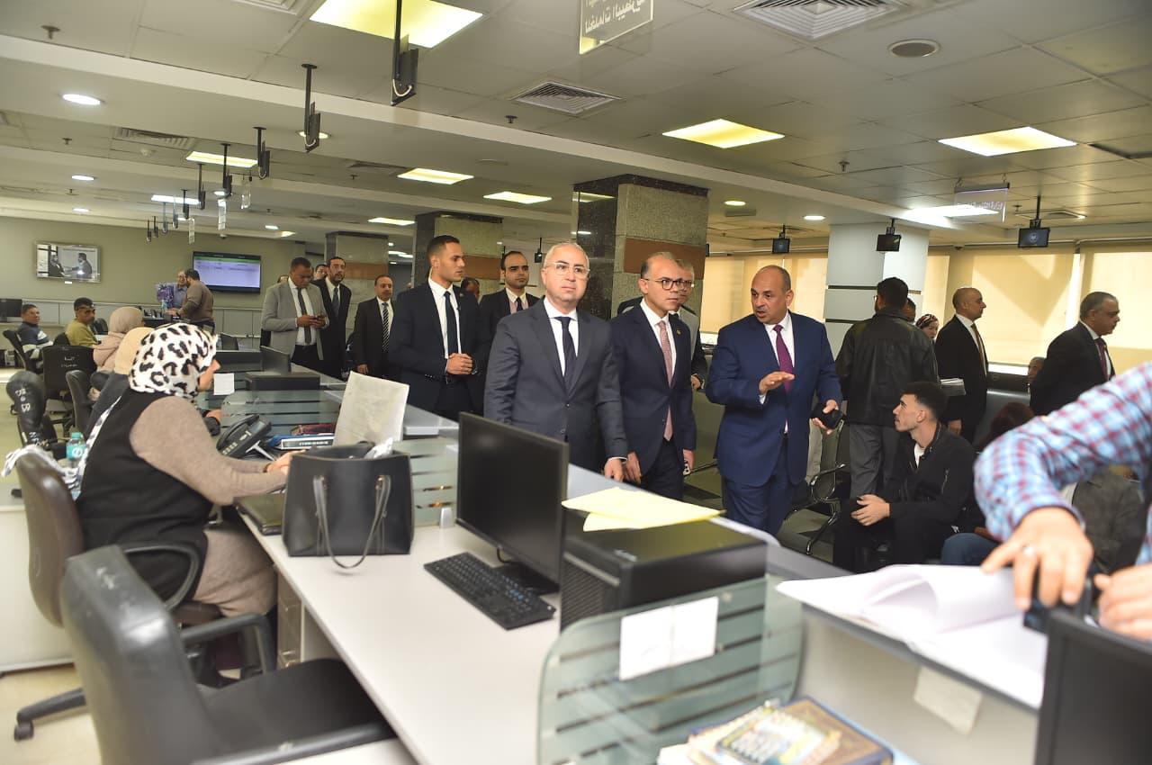 وزير الاستثمار يقوم بجولة تفقدية بمركز خدمات المستثمرين