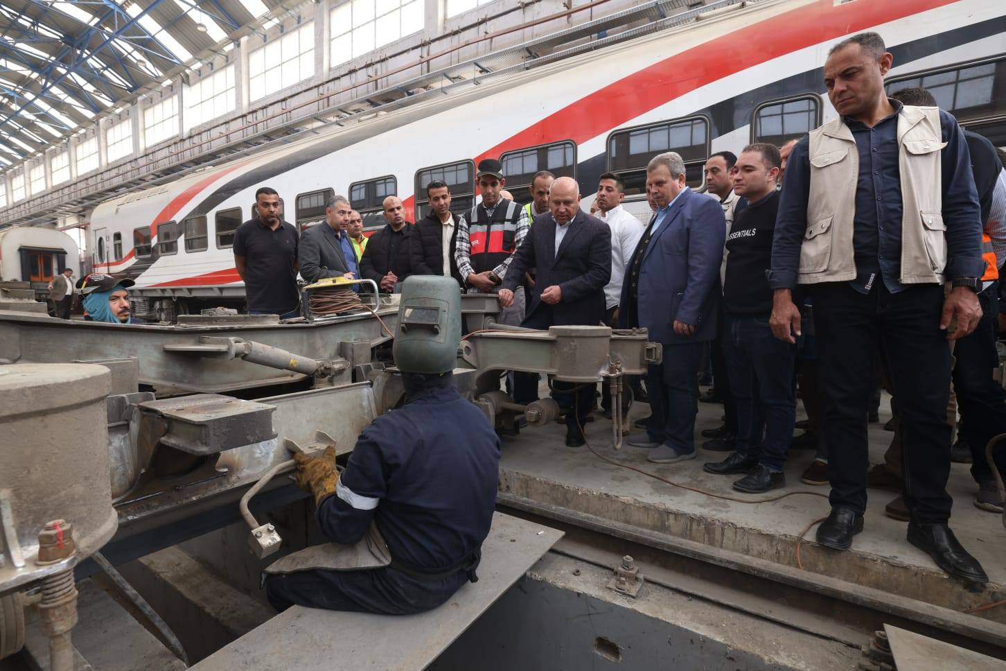 وزير النقل يجري جولة موسعة بورش السكك الحديدية