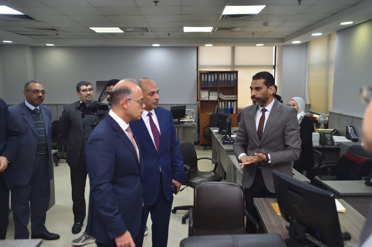 وزير الاستثمار يقوم بجولة تفقدية بمركز خدمات المستثمرين