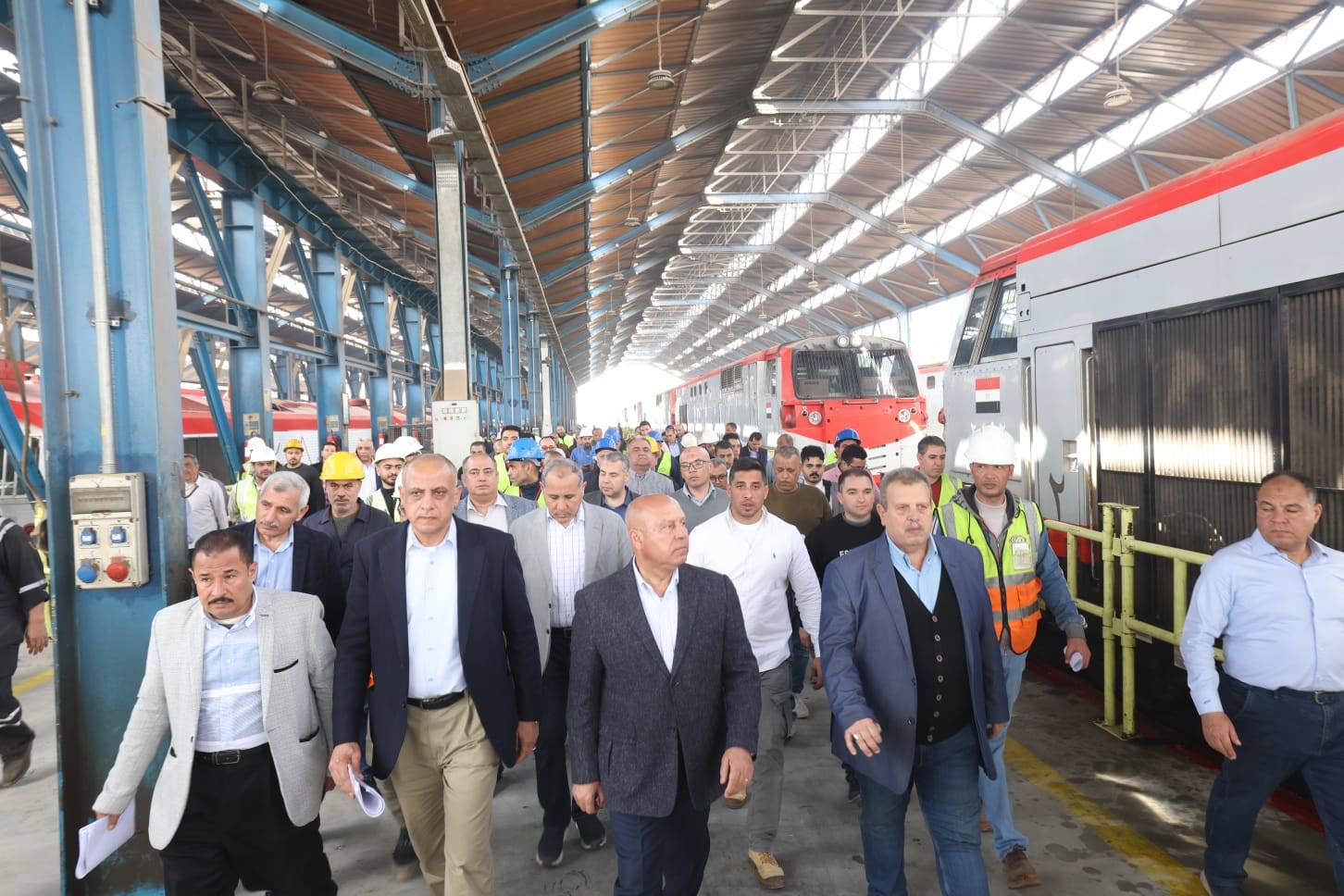 وزير النقل يجري جولة موسعة بورش السكك الحديدية