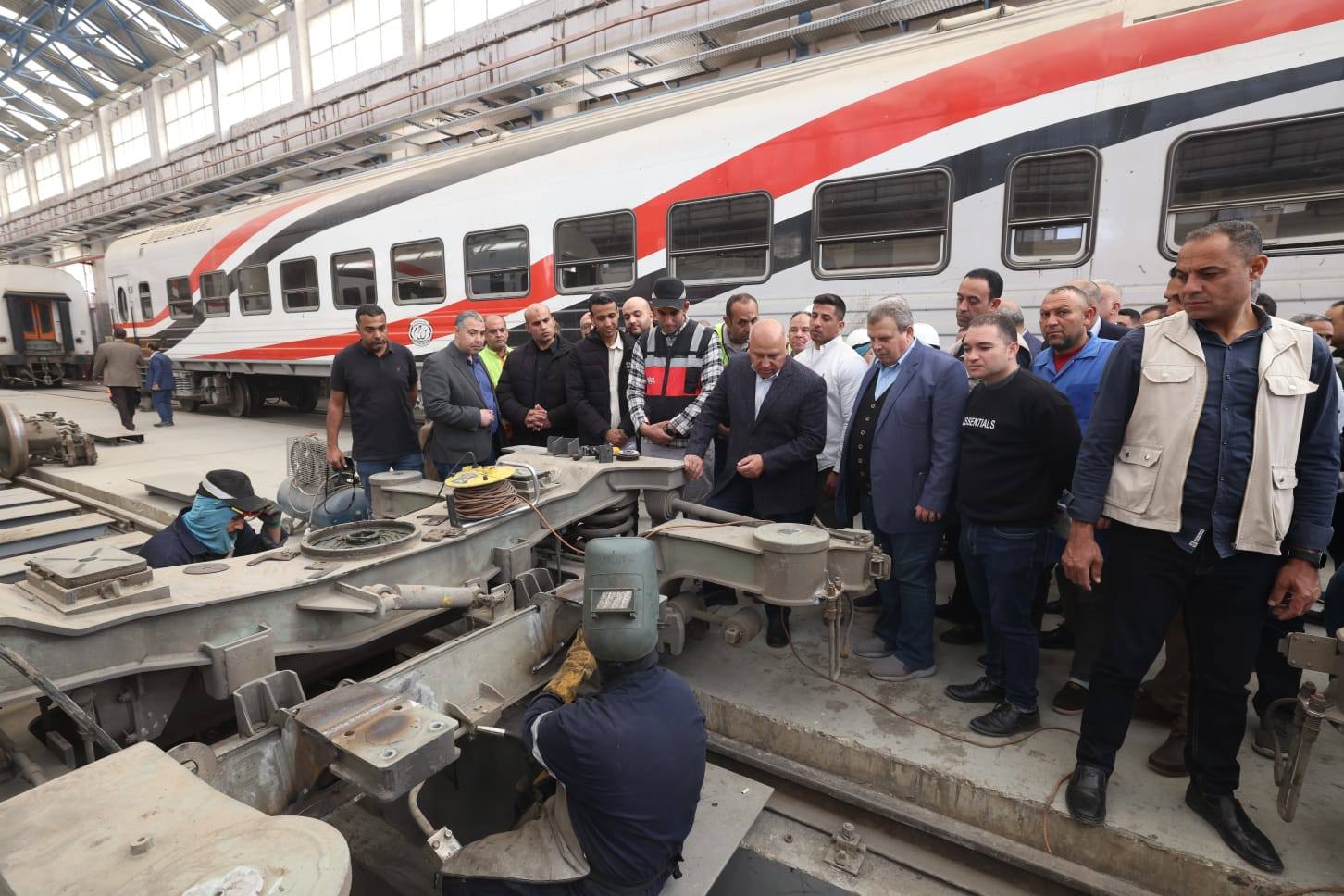 وزير النقل يجري جولة موسعة بورش السكك الحديدية
