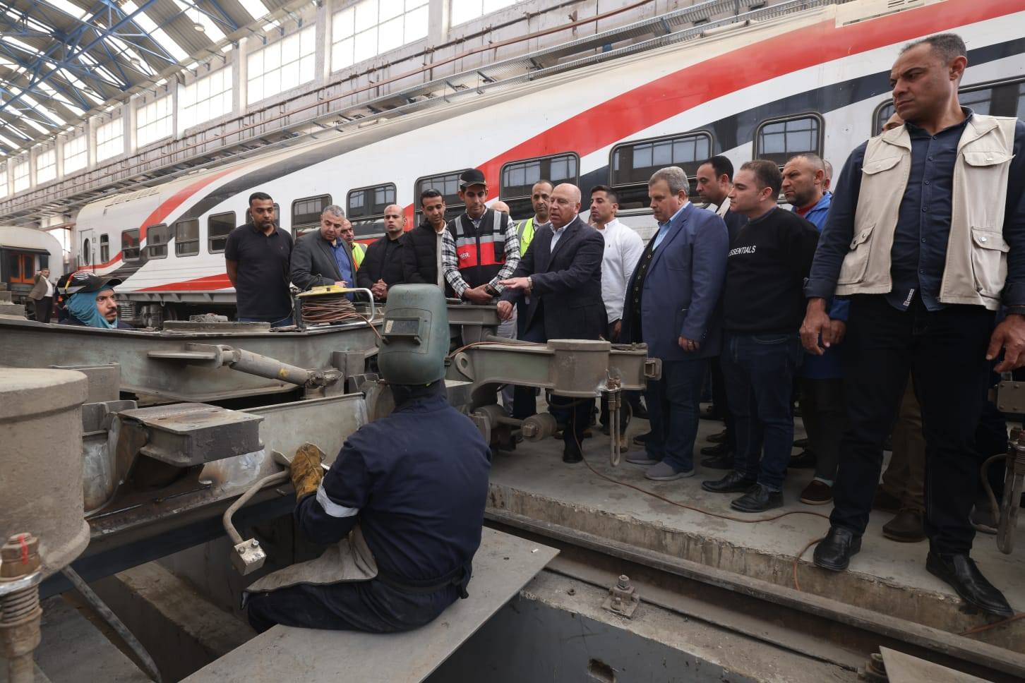 وزير النقل يجري جولة موسعة بورش السكك الحديدية