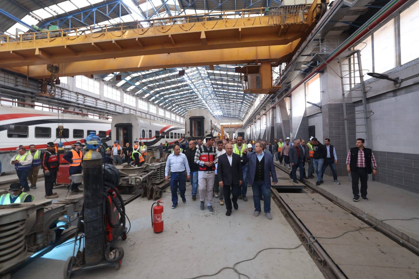 وزير النقل يجري جولة موسعة بورش السكك الحديدية
