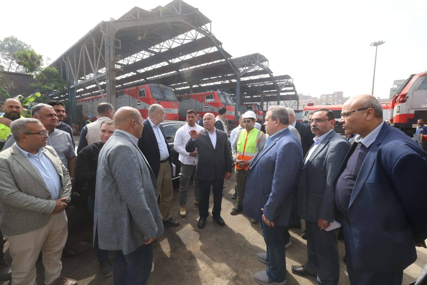 وزير النقل يجري جولة موسعة بورش السكك الحديدية