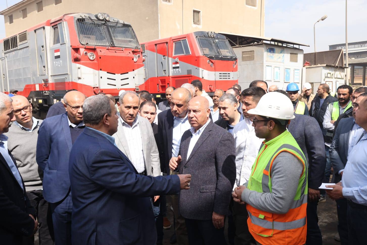 وزير النقل يجري جولة موسعة بورش السكك الحديدية
