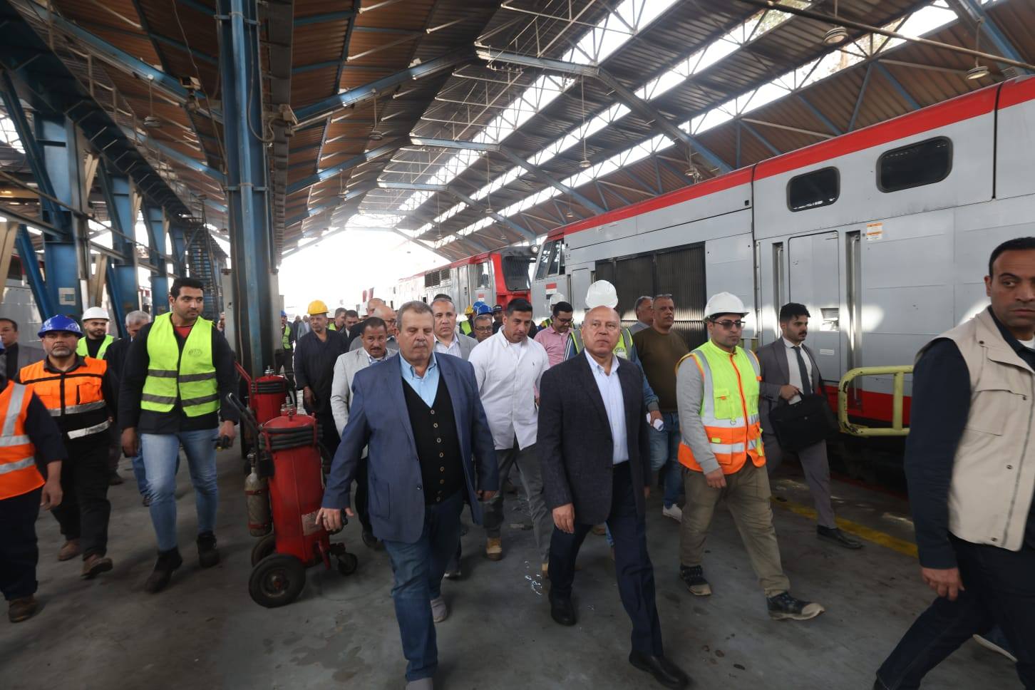 وزير النقل يجري جولة موسعة بورش السكك الحديدية