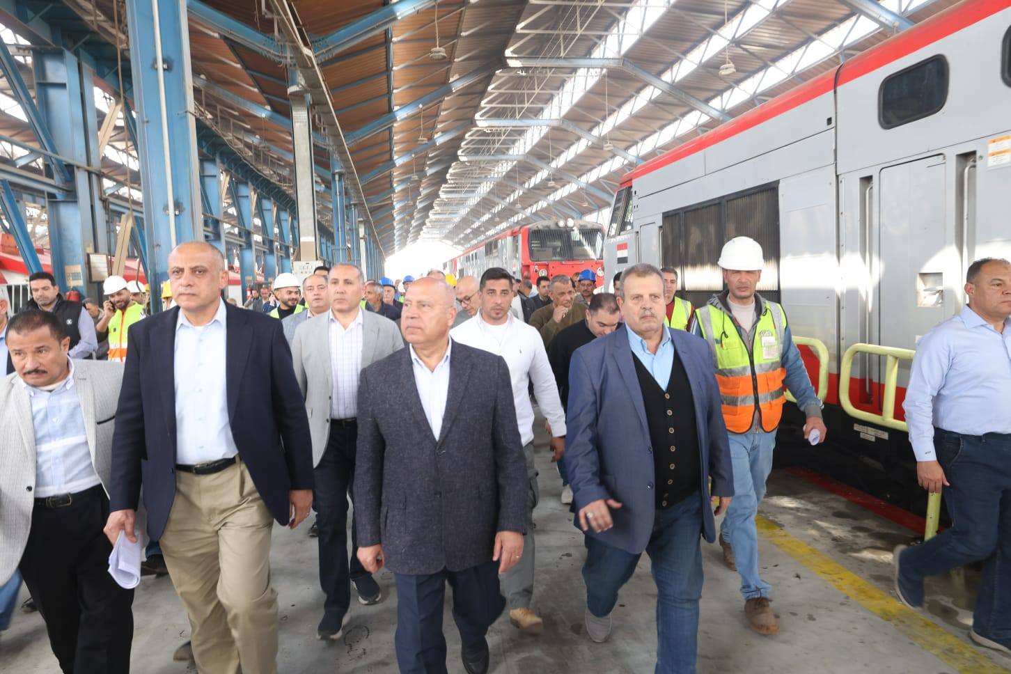 وزير النقل يجري جولة موسعة بورش السكك الحديدية