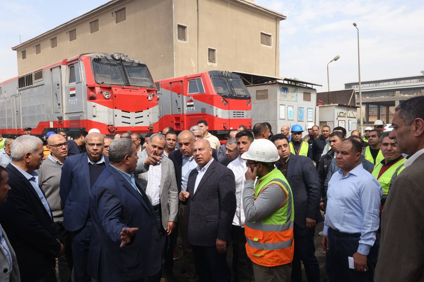 وزير النقل يجري جولة موسعة بورش السكك الحديدية