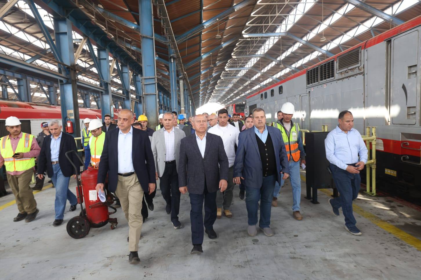 وزير النقل يجري جولة موسعة بورش السكك الحديدية