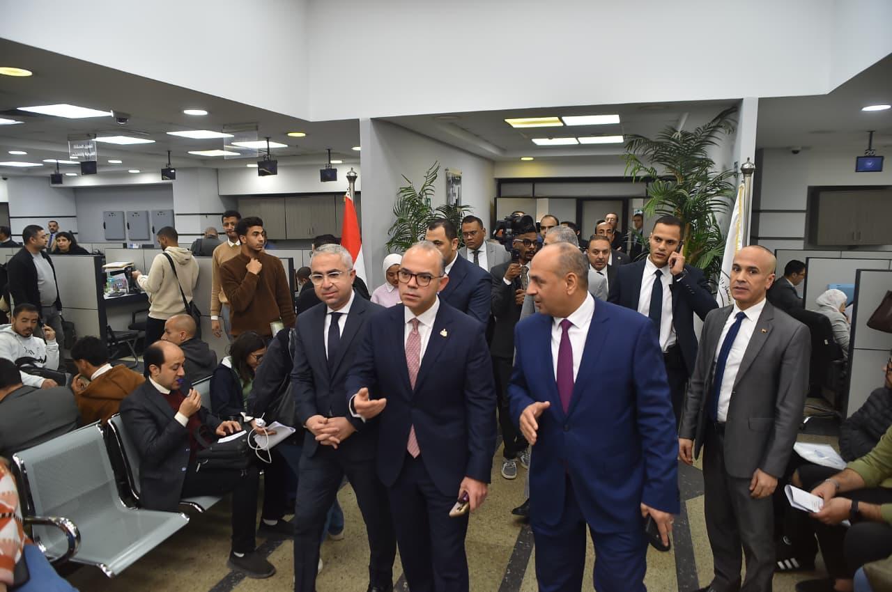 وزير الاستثمار يقوم بجولة تفقدية بمركز خدمات المستثمرين