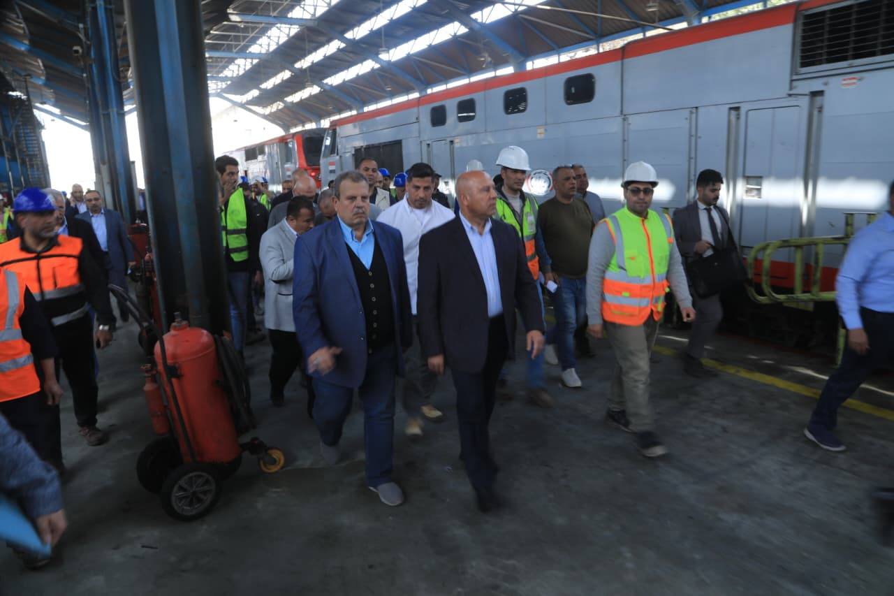 وزير النقل يجري جولة موسعة بورش السكك الحديدية