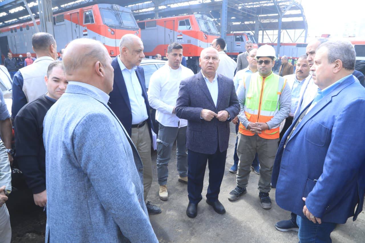 وزير النقل يجري جولة موسعة بورش السكك الحديدية