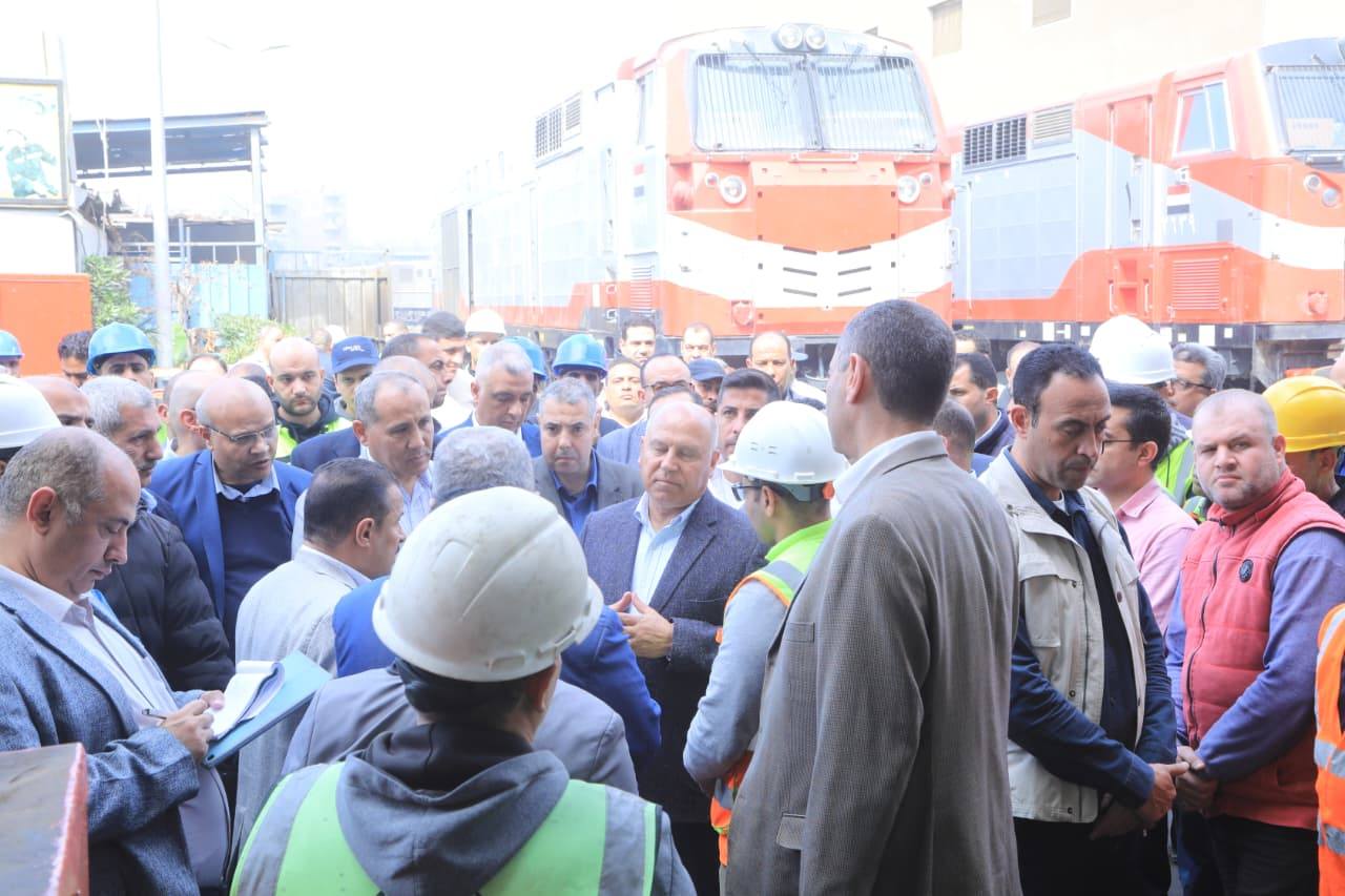 وزير النقل يجري جولة موسعة بورش السكك الحديدية