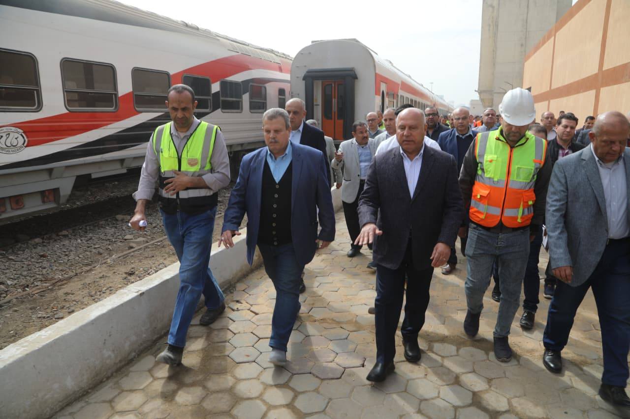 وزير النقل يجري جولة موسعة بورش السكك الحديدية