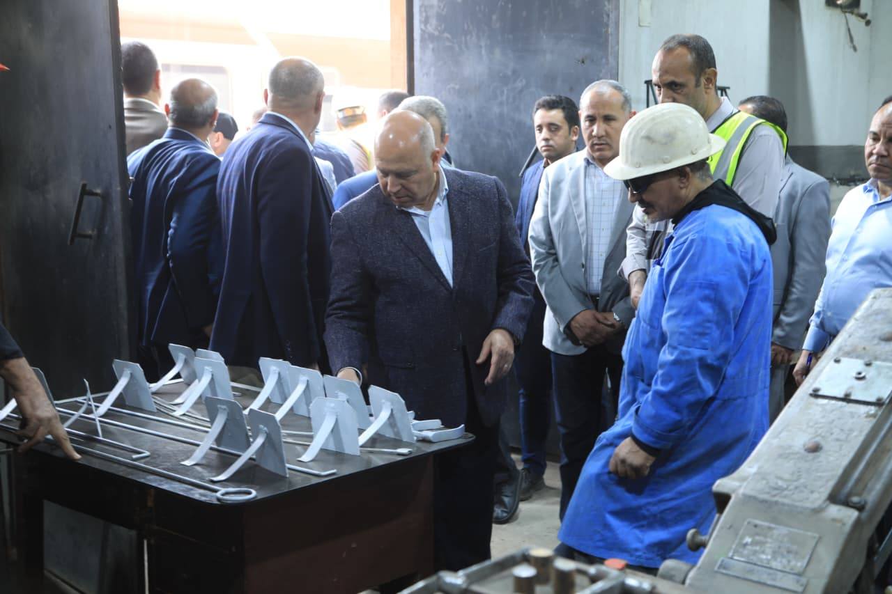 وزير النقل يجري جولة موسعة بورش السكك الحديدية