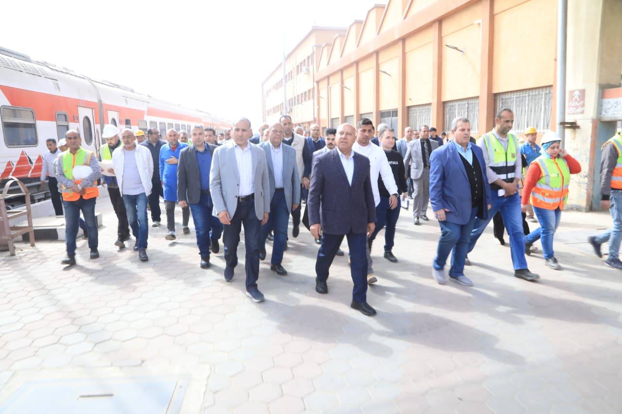 وزير النقل يجري جولة موسعة بورش السكك الحديدية