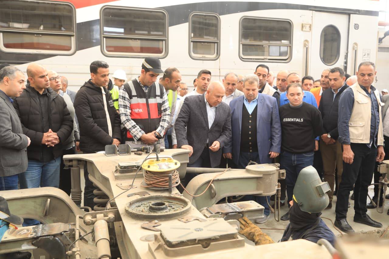 وزير النقل يجري جولة موسعة بورش السكك الحديدية