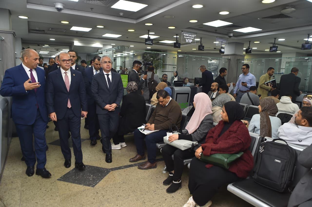 وزير الاستثمار يقوم بجولة تفقدية بمركز خدمات المستثمرين
