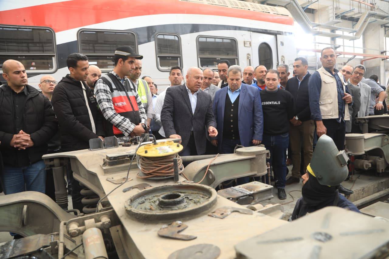 وزير النقل يجري جولة موسعة بورش السكك الحديدية