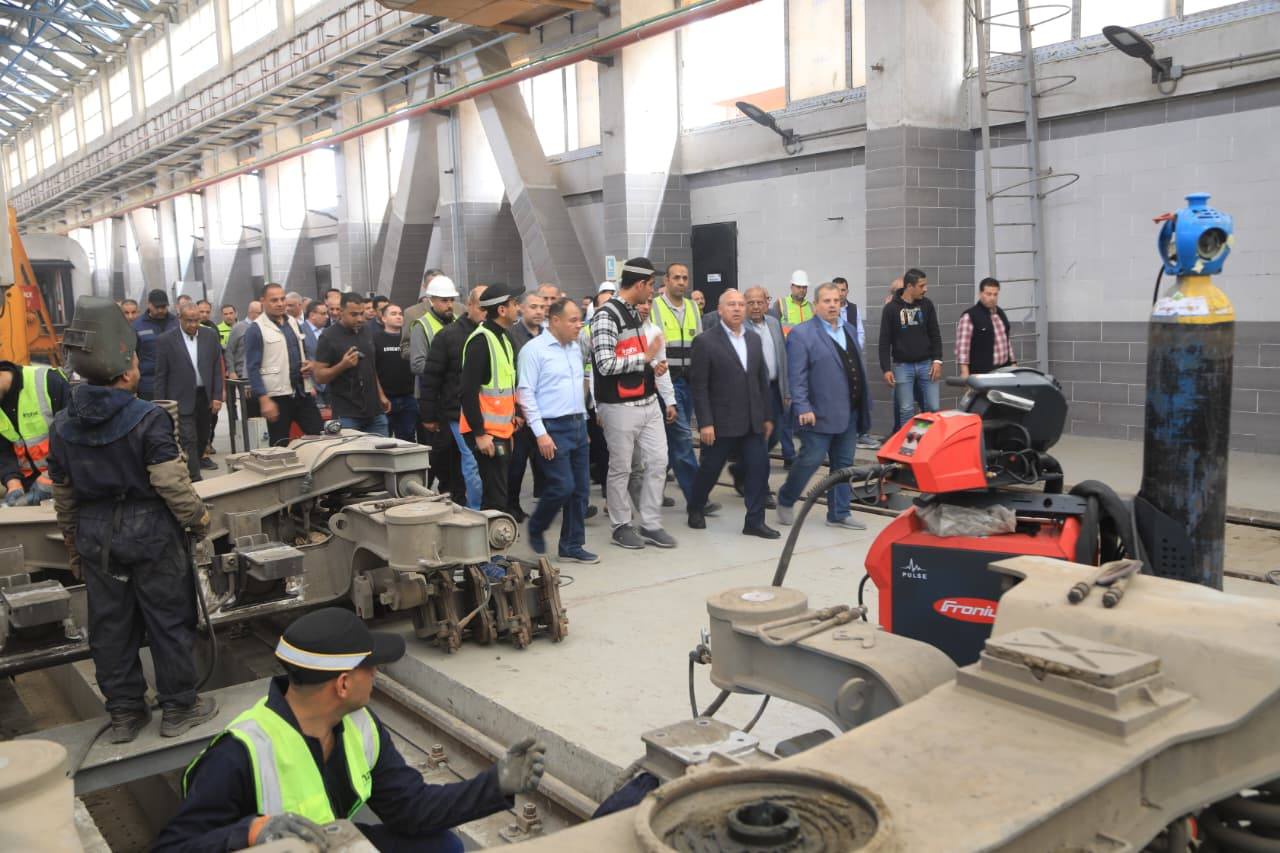 وزير النقل يجري جولة موسعة بورش السكك الحديدية