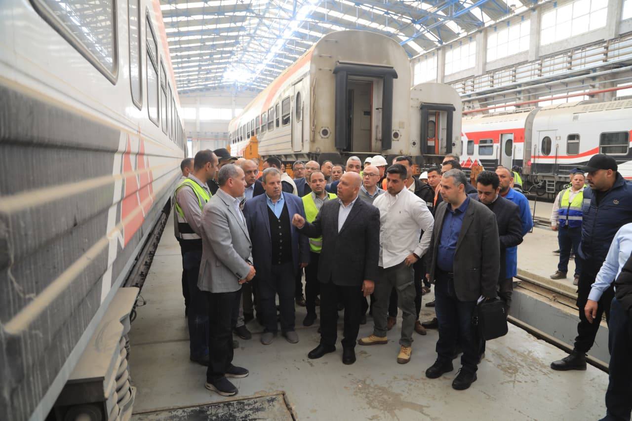 وزير النقل يجري جولة موسعة بورش السكك الحديدية