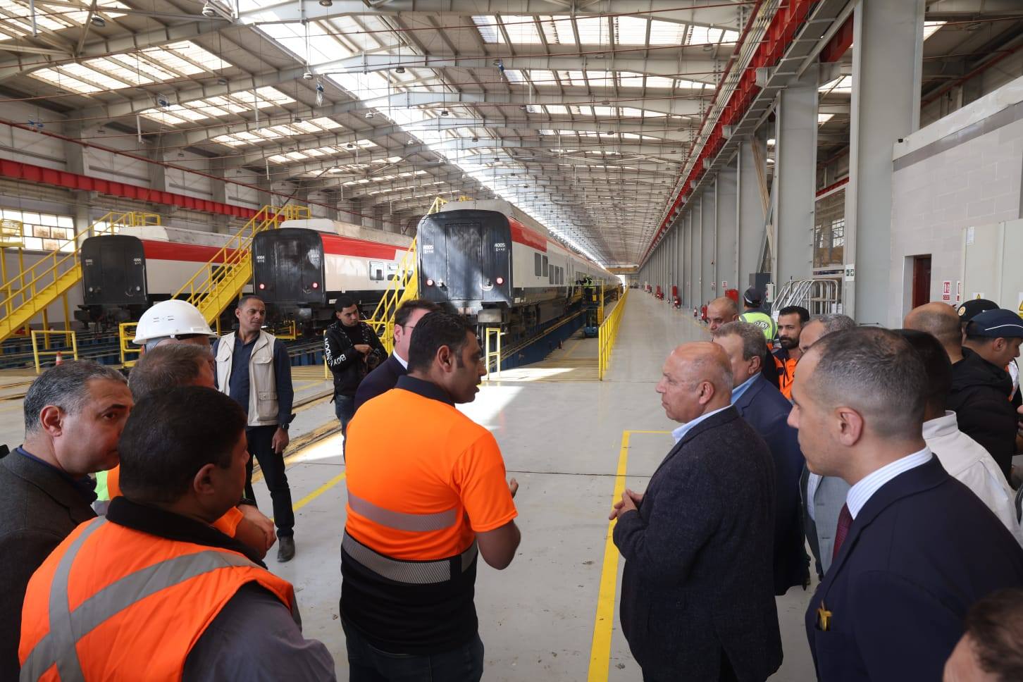 وزير النقل يجري جولة موسعة بورش السكك الحديدية