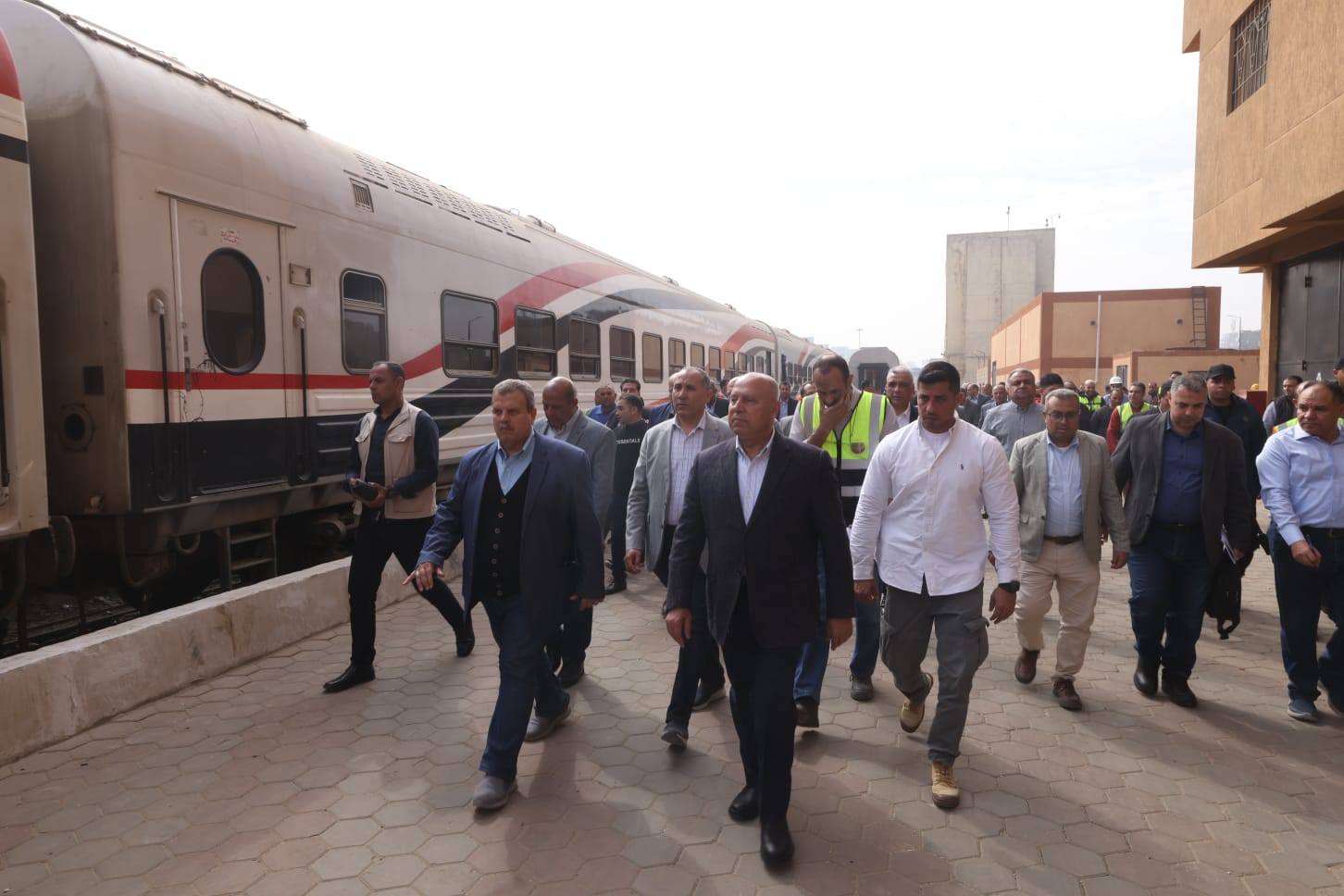 وزير النقل يجري جولة موسعة بورش السكك الحديدية