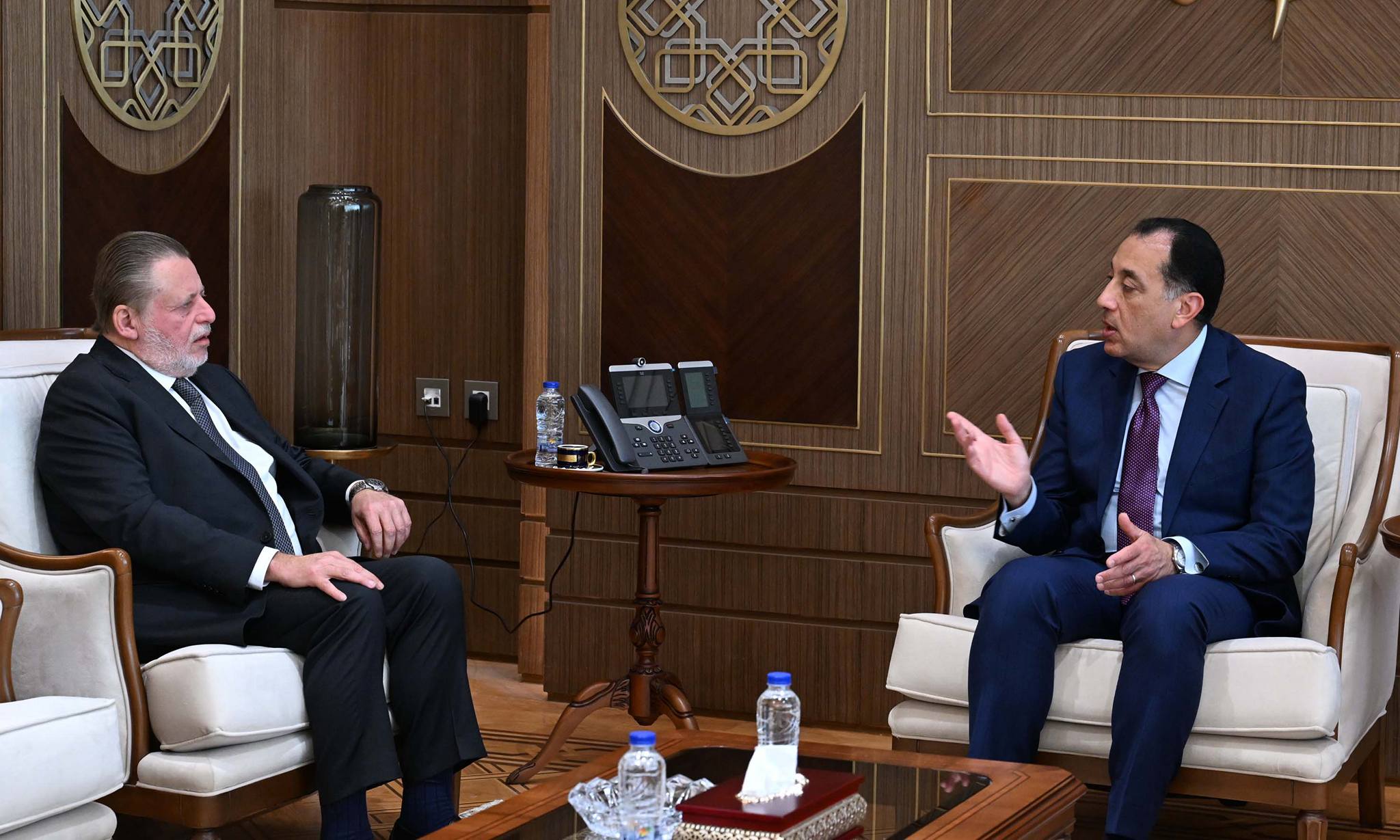 رئيس الوزراء يلتقي محافظ البنك المركزي