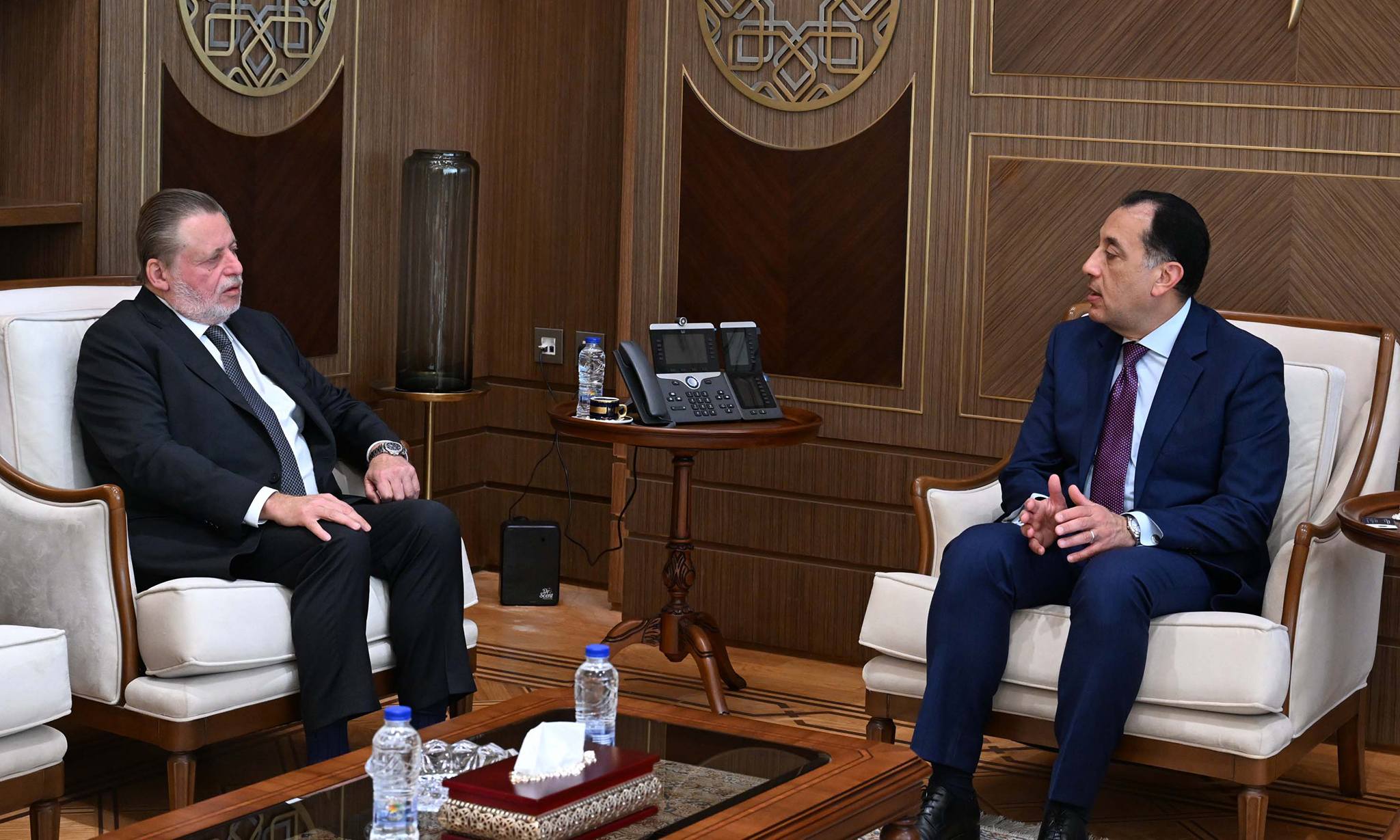 رئيس الوزراء يلتقي محافظ البنك المركزي