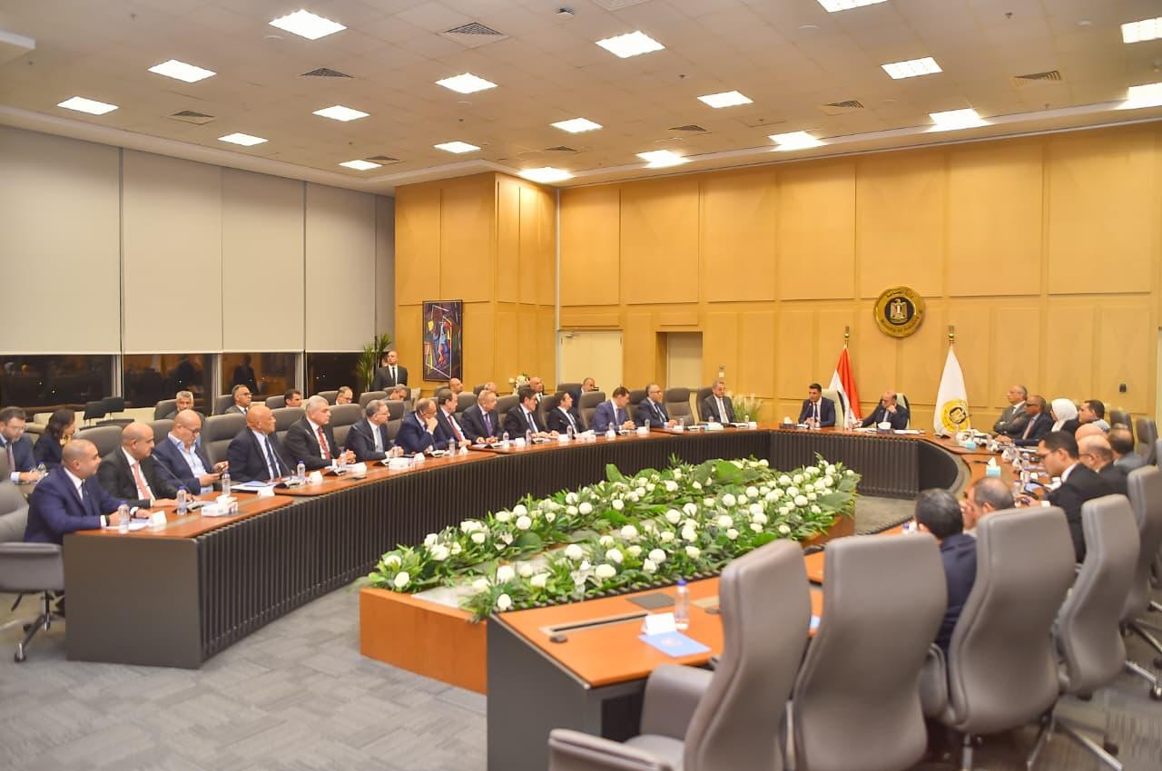 وزيرا الاستثمار والصناعة يجتمعان مع كافة المجالس التصديرية
