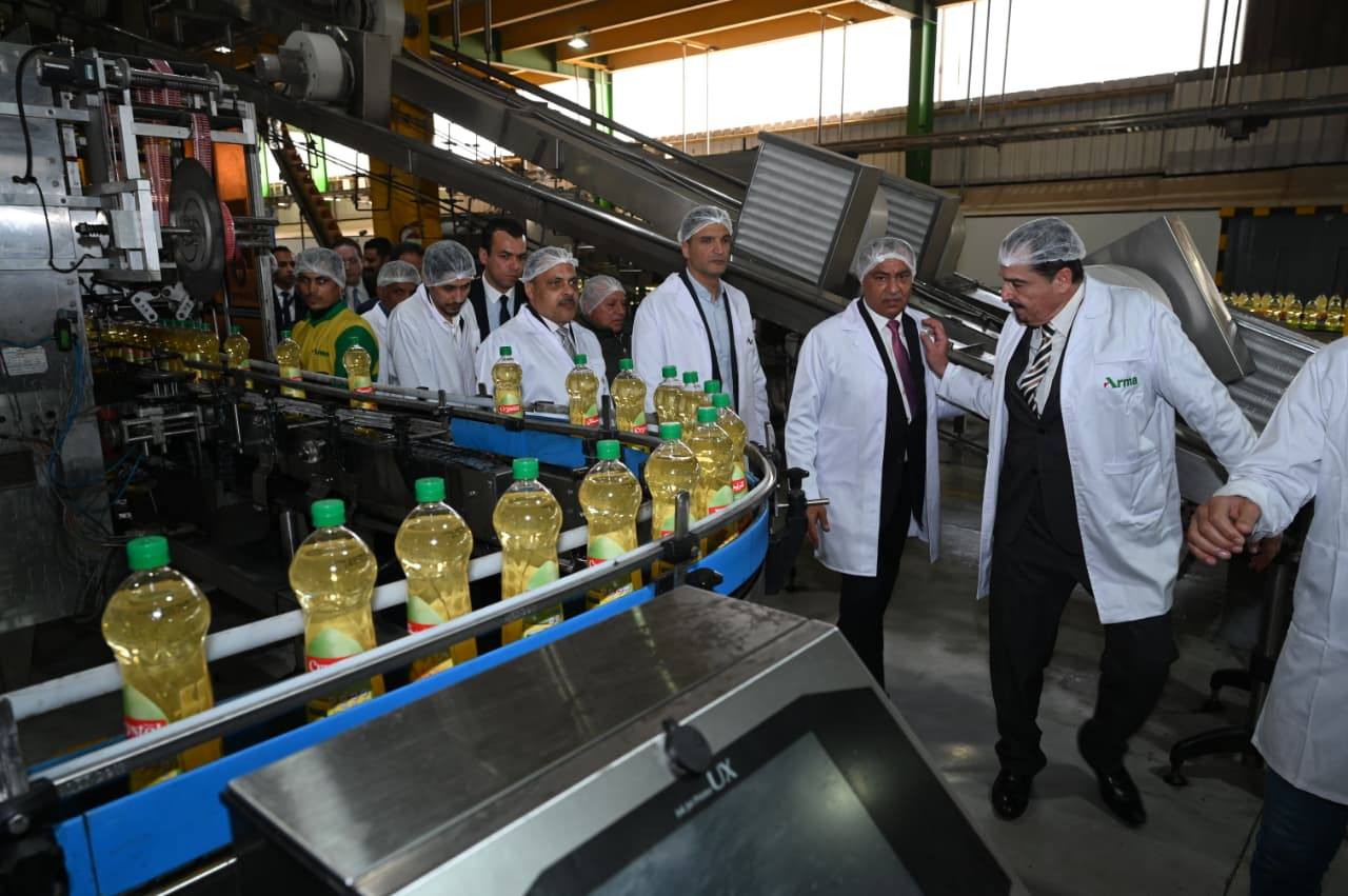 وزير الصناعة يتفقد مصنعين للصناعات الهندسية والغذائية بمدينة العاشر من رمضان