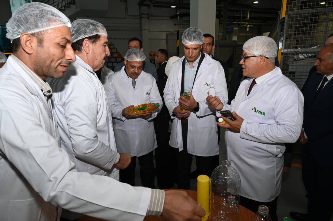 وزير الصناعة يتفقد مصنعين للصناعات الهندسية والغذائية بمدينة العاشر من رمضان