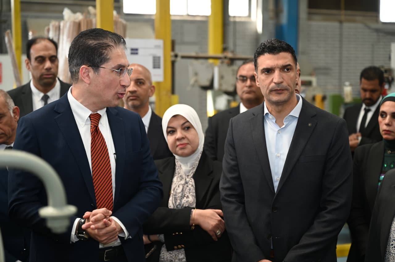 وزير الصناعة يتفقد مصنعين للصناعات الهندسية والغذائية بمدينة العاشر من رمضان