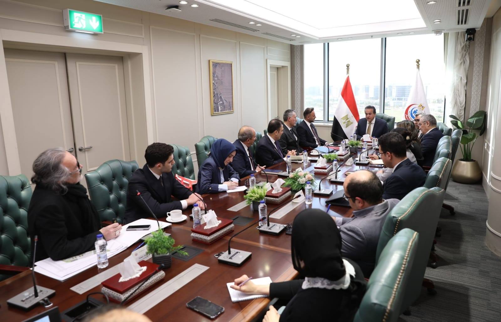 وزير الصحة يلتقي وفد من شركة YDA التركية