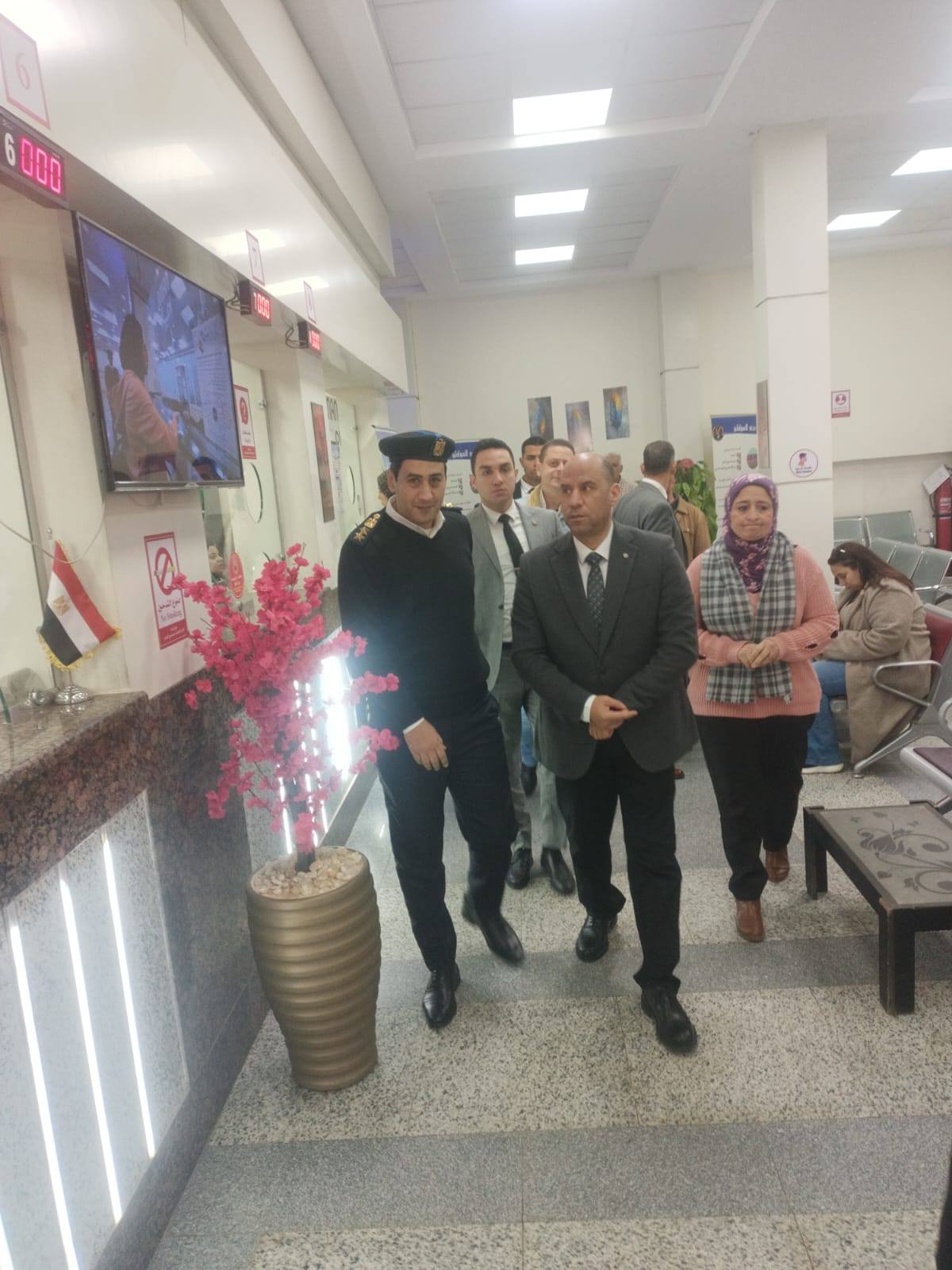 وزير العمل يتفقد وحدة خدمات العمالة المصرية بالخارج