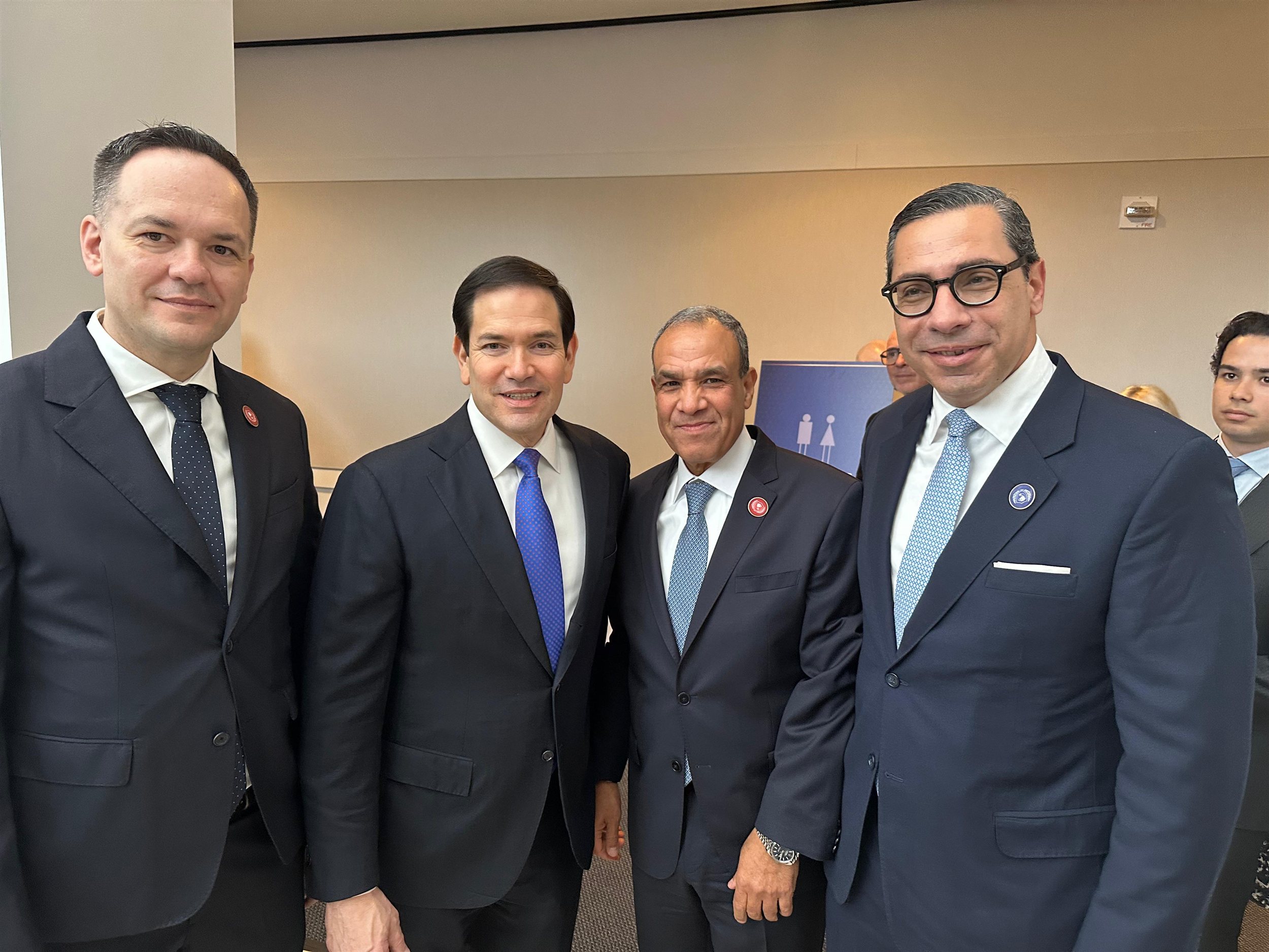 وزير الخارجة يلتقي مع عدد من كبار المسئولين الدوليين