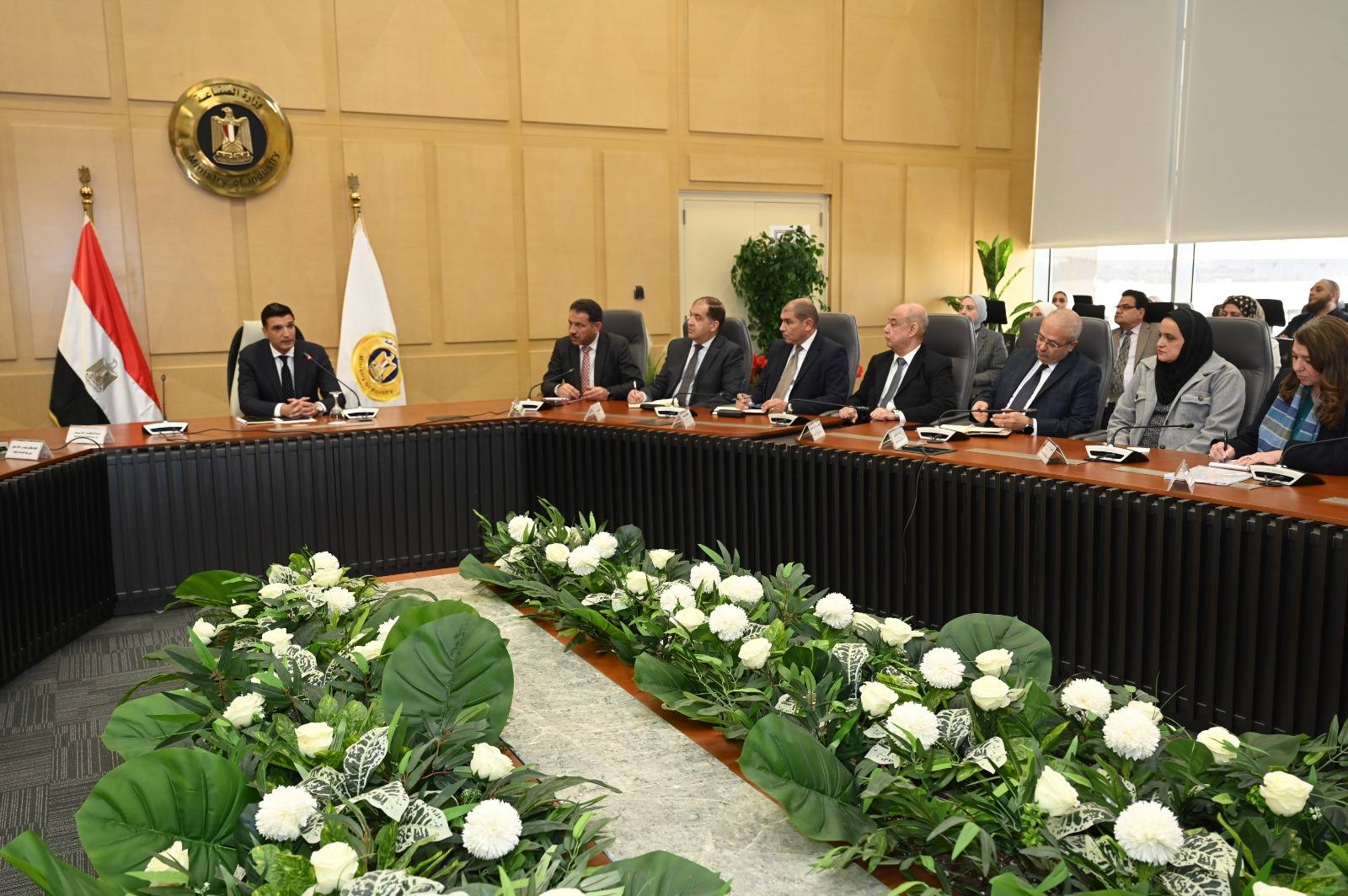 وزير الصناعة يعقد لقاءً موسعاً مع قيادات الوزارة