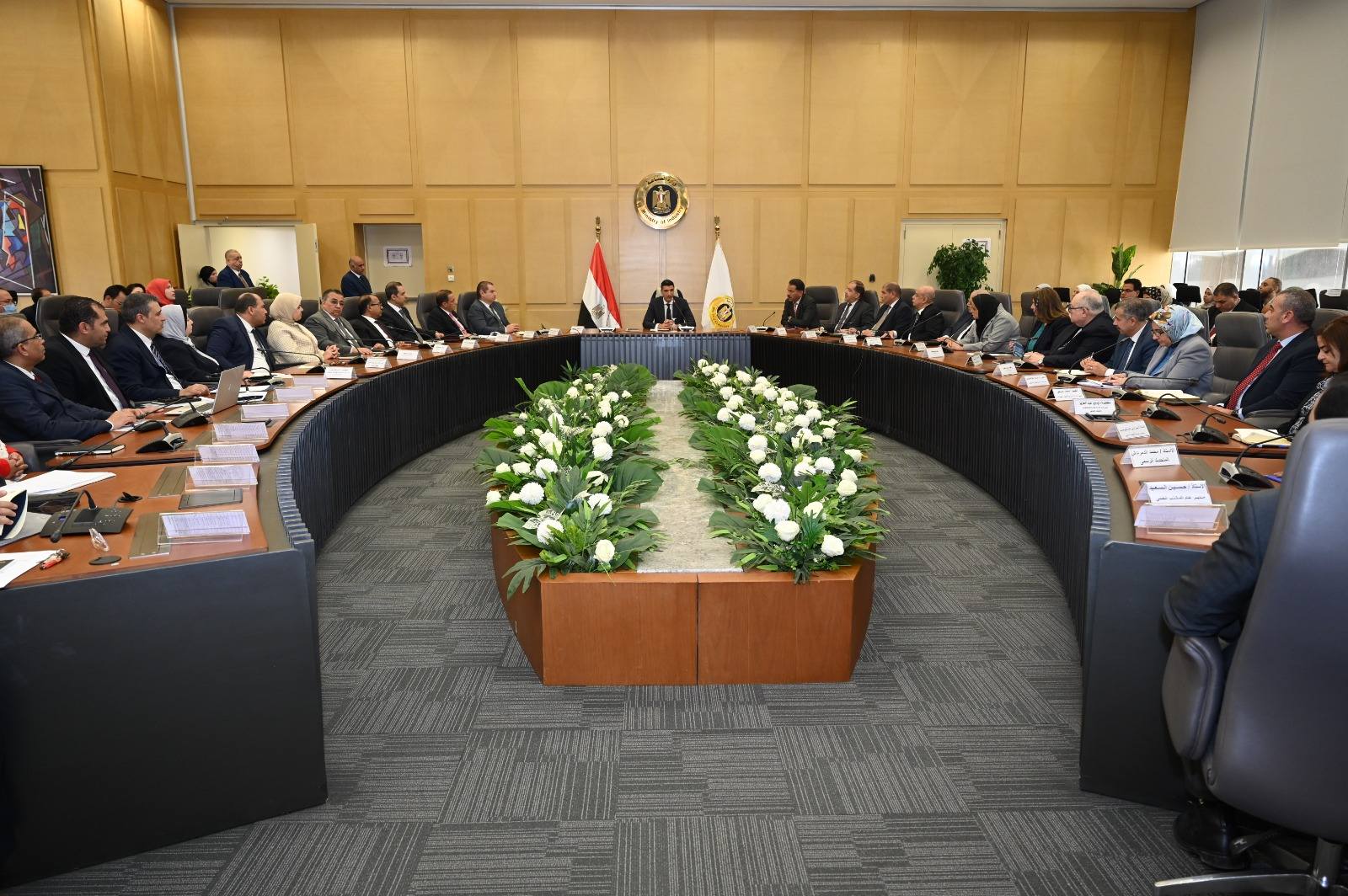 وزير الصناعة يعقد لقاءً موسعاً مع قيادات الوزارة