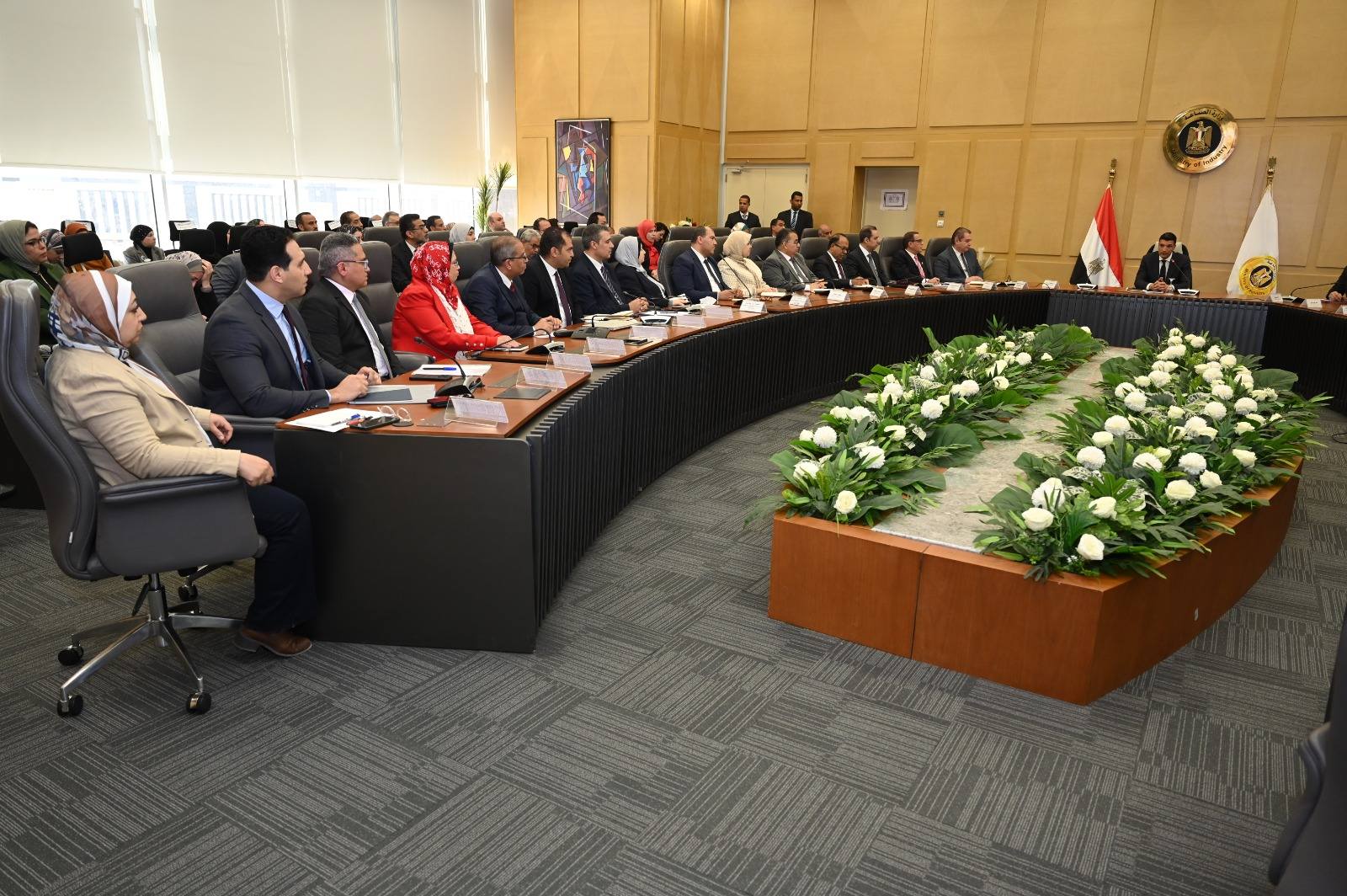 وزير الصناعة يعقد لقاءً موسعاً مع قيادات الوزارة