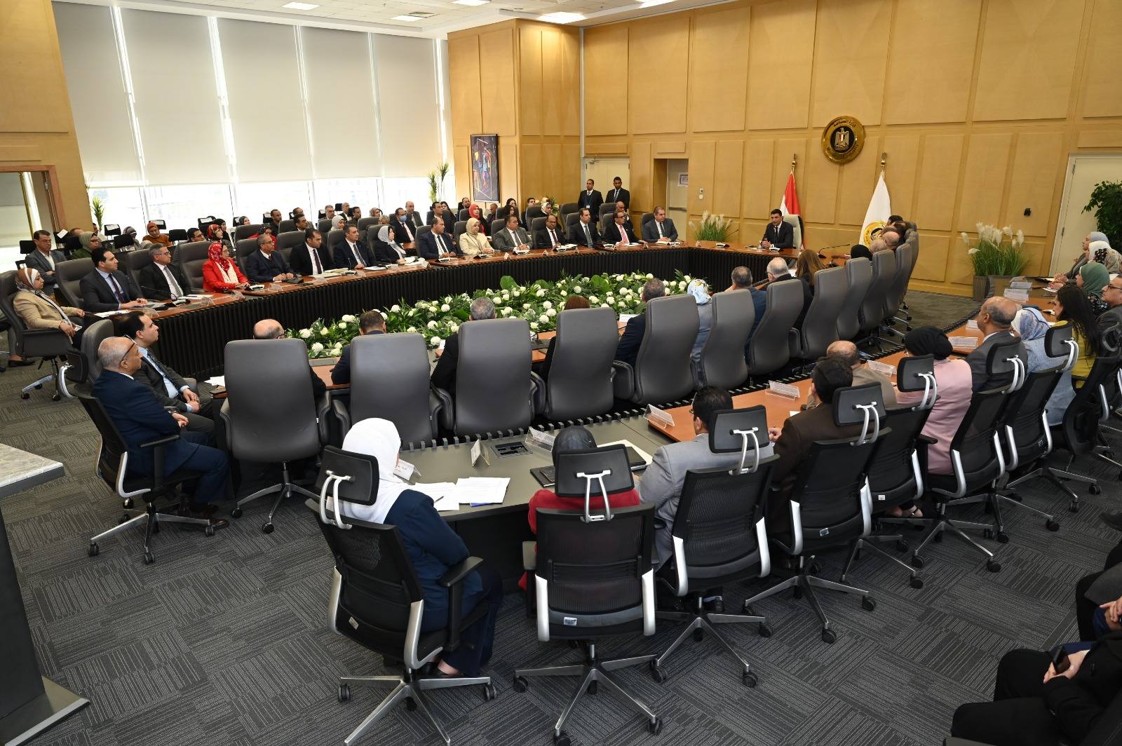 وزير الصناعة يعقد لقاءً موسعاً مع قيادات الوزارة