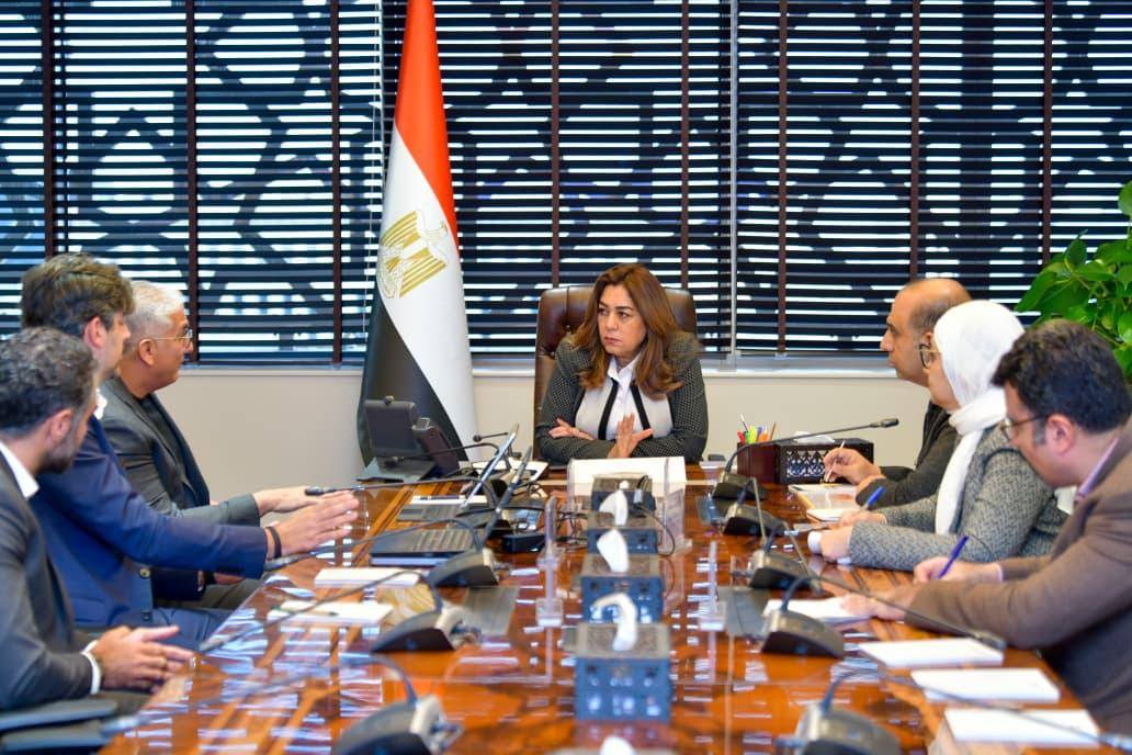 الدكتورة منال عوض تجتمع مع فريق عمل شركة كلين كربون